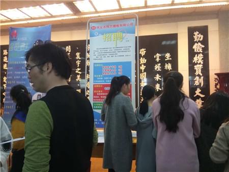 梅花香自苦寒來——鋼模板廠家來保軍對莘莘學子伸出橄欖枝